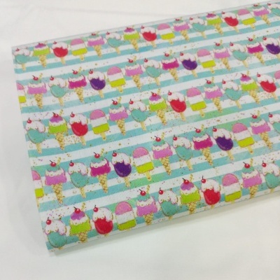 Gelados em fundo listrado verde menta e branco