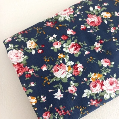 Rosinhas em fundo azul escuro - F02