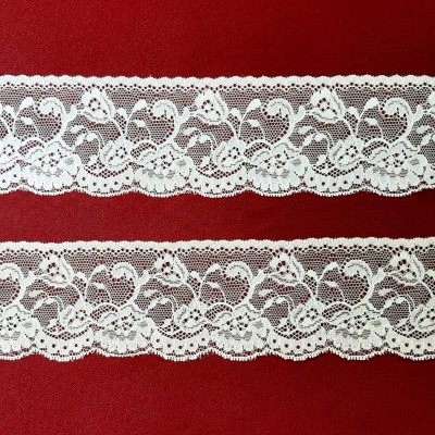 Renda fina com botões de rosa