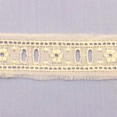 Entremeio com passa fita com flores 5073