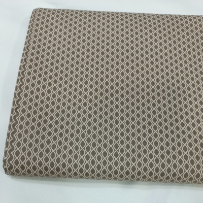 Geométrico com ondinhas beges em fundo castanho claro