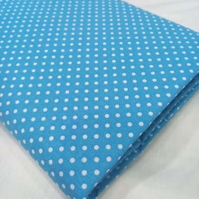 Bolinhas brancas em fundo azul turquesa