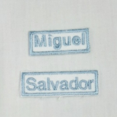 Etiqueta com nome em azul claro e fundo branco