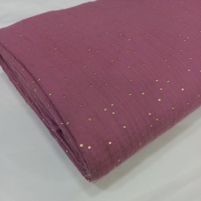 Musselina cor uva com pintas douradas