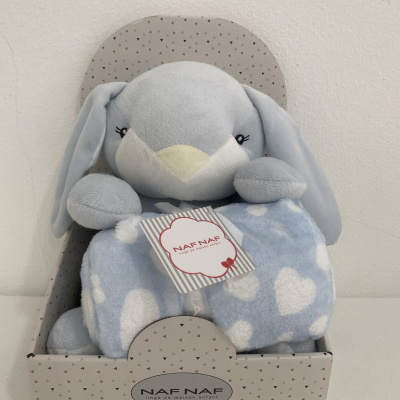 Coelhinho de peluche com mantinha azul