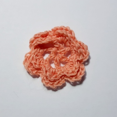 Flor de crochet salmão