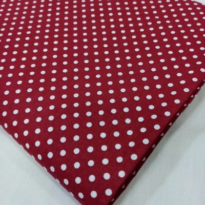 Bolinhas brancas em fundo cereja