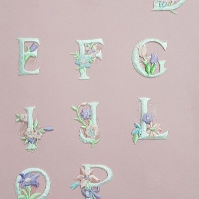 Letras brancas com flores