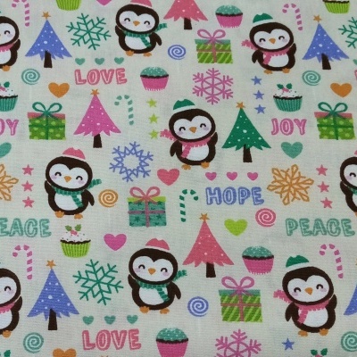 Pinguim com pinheiros e prendas de Natal