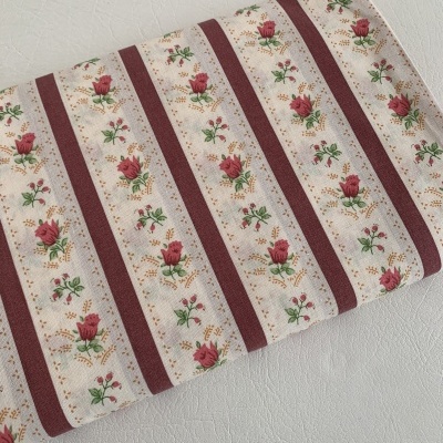 Chita com fundo pérola com riscas bordeaux