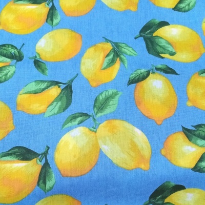 Limões em fundo azul