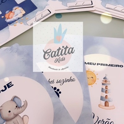 Cartões decorativos para bebé com números, animais e ilustrações infantis em tons de azul e branco.