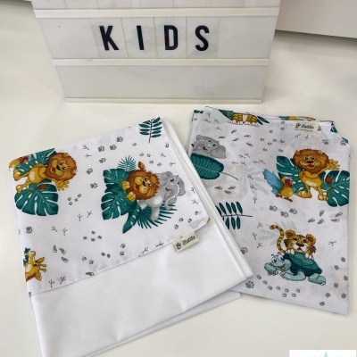 Tecidos infantis estampados com leões e tigres em fundo branco com placa de luz CATITA KIDS