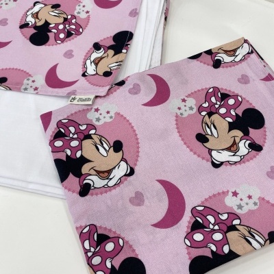 Tecido cor-de-rosa com estampa personagens Minnie Mouse e elementos decorativos