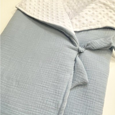 Saco de bebé azul claro com interior branco pontuado e logótipo Catita Kids ao fundo