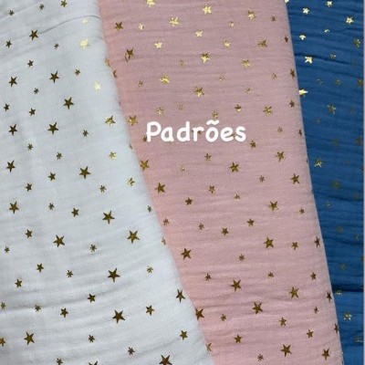 Três tecidos com estrelas douradas em branco, rosa e azul
