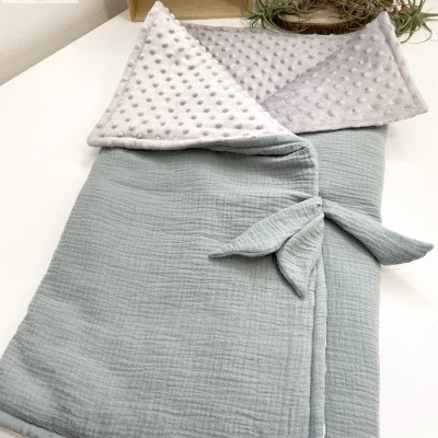 Saco de bebé cinza com interior branco em tecido com bolinhas em relevo e laço lateral