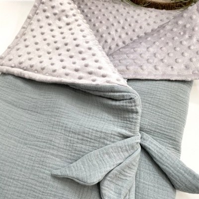 Manta de bebé cinza com textura dupla e etiqueta Catita Kids