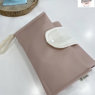 Bolsa organizadora rosa claro com aba branca sobre superfície branca