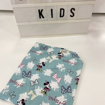 Lenço de tecido azul claro com padrão da Minnie Mouse e laços coloridos para crianças