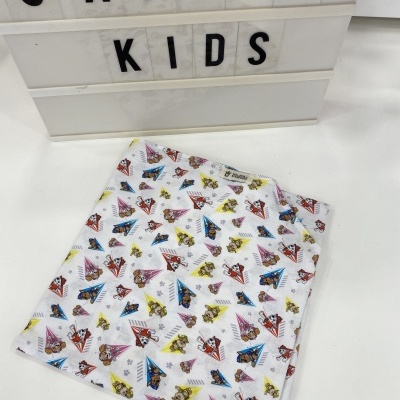 Lençol ou fronha infantil branca com desenhos coloridos e placa luminosas ao fundo CATITA KIDS