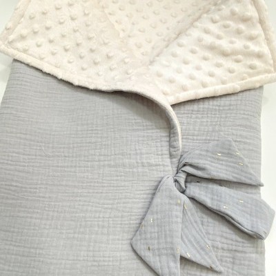 Saco de bebé cinzento claro com laço e forro bege texturizado