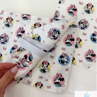 Máscara de tecido branco com estampado colorido Minnie Mouse e laços cor-de-rosa