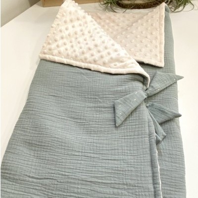 Cobertor infantil verde-acinzentado e bege com a etiqueta catita kids