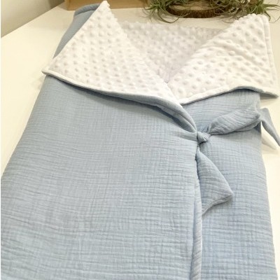 Manta ou saco para bebé azul claro com forro branco e textura de bolinhas