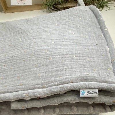Cobertor cinzento claro para bebé com detalhes dourados e etiqueta Catita