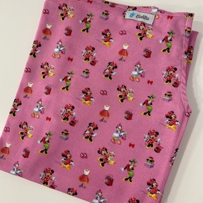 Tecido rosa estampado com personagens Disney e etiqueta Edilia