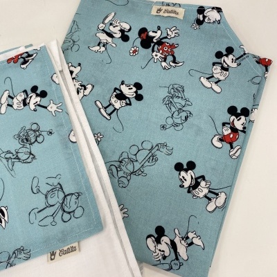 Fralda azul claro com padrão de Mickey Mouse e etiqueta 'Catita'