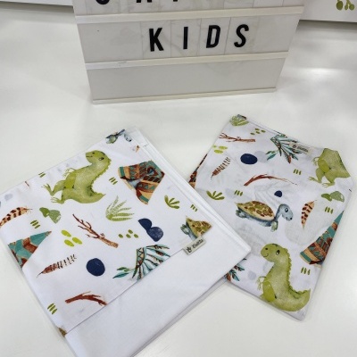 Duas mantas infantis de algodão com estampados de dinossauros e natureza, e placa luminosa com texto CATITA KIDS
