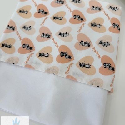 Fralda branca com tecido estampado com corações pastel e personagens Mickey e Minnie