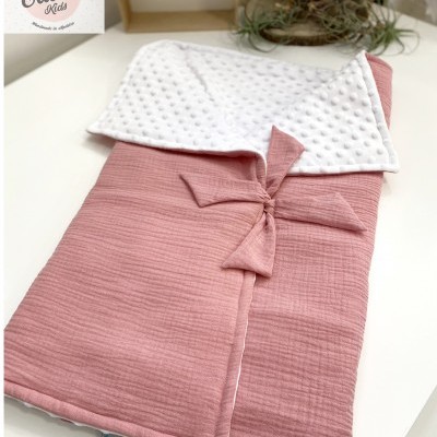 Cobertor ou manta rosa para bebé com interior branco e textura de pontos em relevo, laço frontal e etiqueta Catita Kids
