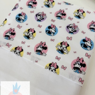 Toalha branca com faixa decorativa estampada com Minnie Mouse e laços cor-de-rosa