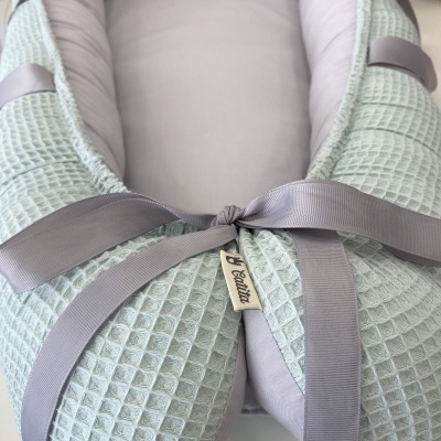 Ninho para bebé azul claro com padrão waffle e fita cinzenta