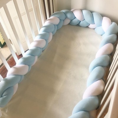 Berço branco com protetor trançado azul e branco