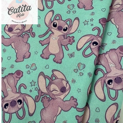tecido com padrão de personagens tipo Stitch em tons roxo e bege sobre fundo verde-água com corações e estrelas