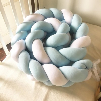 Proteção trançada de cama em tecido pelúcia azul claro, rosa claro e branco