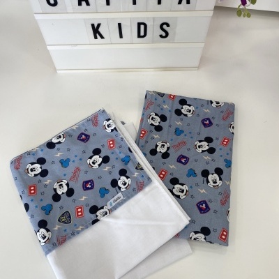Peças de roupa com padrão Mickey Mouse e a luz de mesa CATITA KIDS
