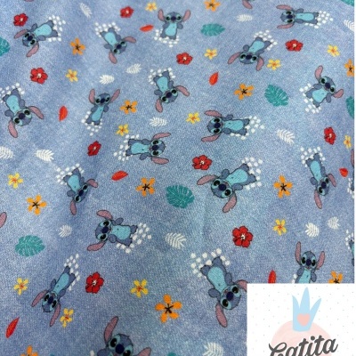 Tecido azul com padrões de personagens de desenho e flores coloridas