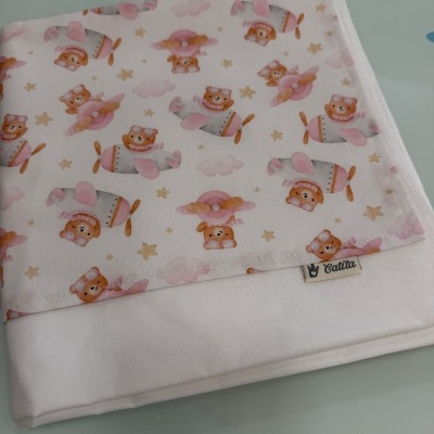 Fralda estampada com ursinhos e aviões em rosa sobre fundo branco
