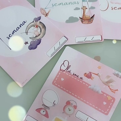 Cartões semanais para bebé com ilustrações infantis e espaços para preencher informações.