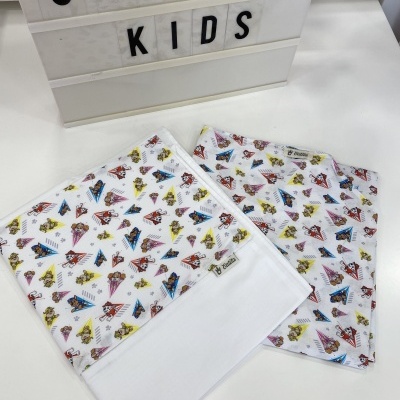 Dois panos infantis com padrões coloridos e caixa de luz com texto CATITA KIDS.