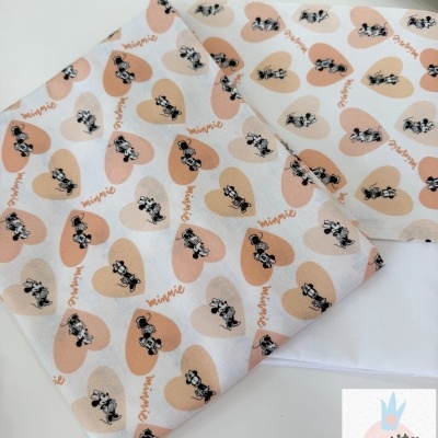 tecido branco com corações pastel e Minnie Mouse