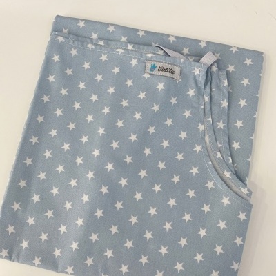 Lençol azul claro com estrelas brancas, etiqueta Gatita, tecido suave