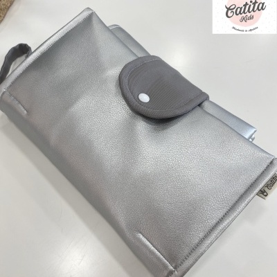 Bolsa organizadora prateada com fecho cinzento e botão branco
