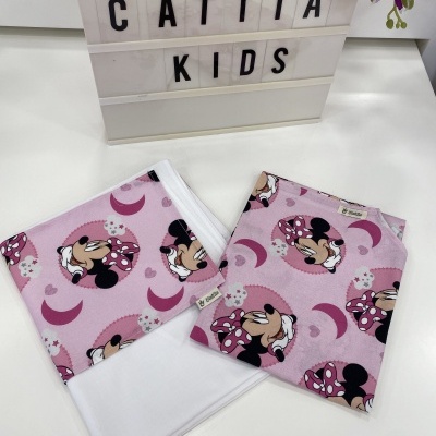 Lençóis infantis rosa com padrão Minnie Mouse perto de caixa de luz com texto CATITA KIDS