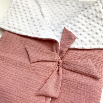 Saco de dormir para bebé rosa com laço e interior branco texturizado